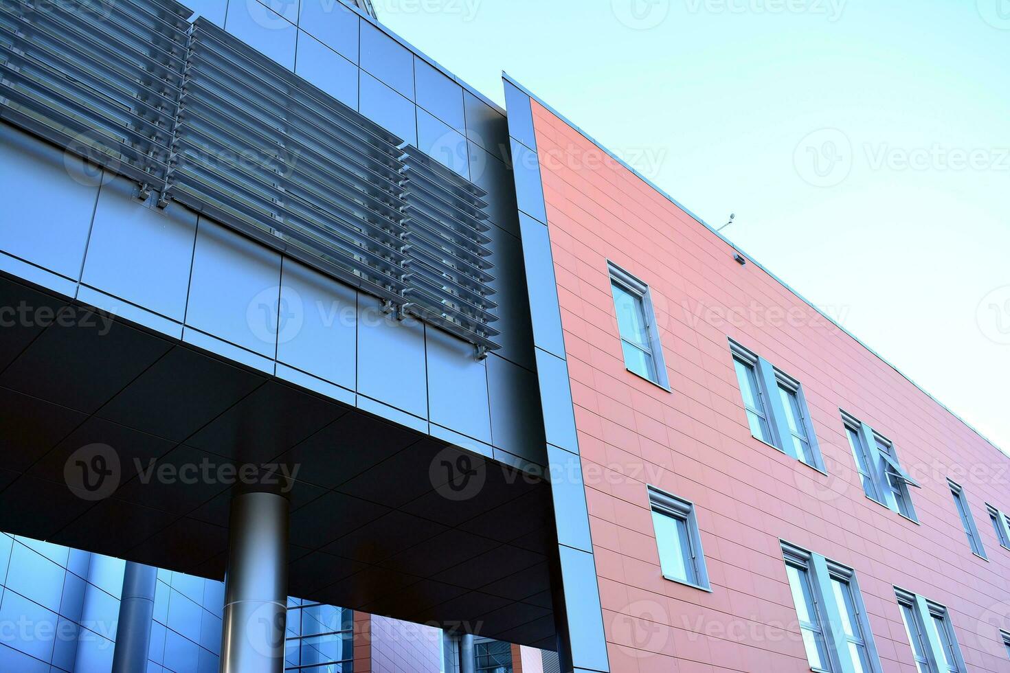 astratto avvicinamento di il rivestito di vetro facciata di un' moderno edificio coperto nel riflessivo piatto bicchiere. architettura astratto sfondo. bicchiere parete e facciata dettaglio. foto