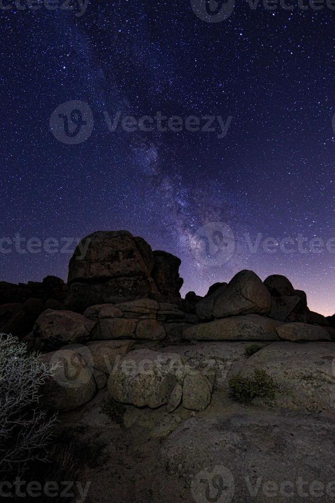 tracce stellari e via lattea nel parco nazionale di joshua tree foto