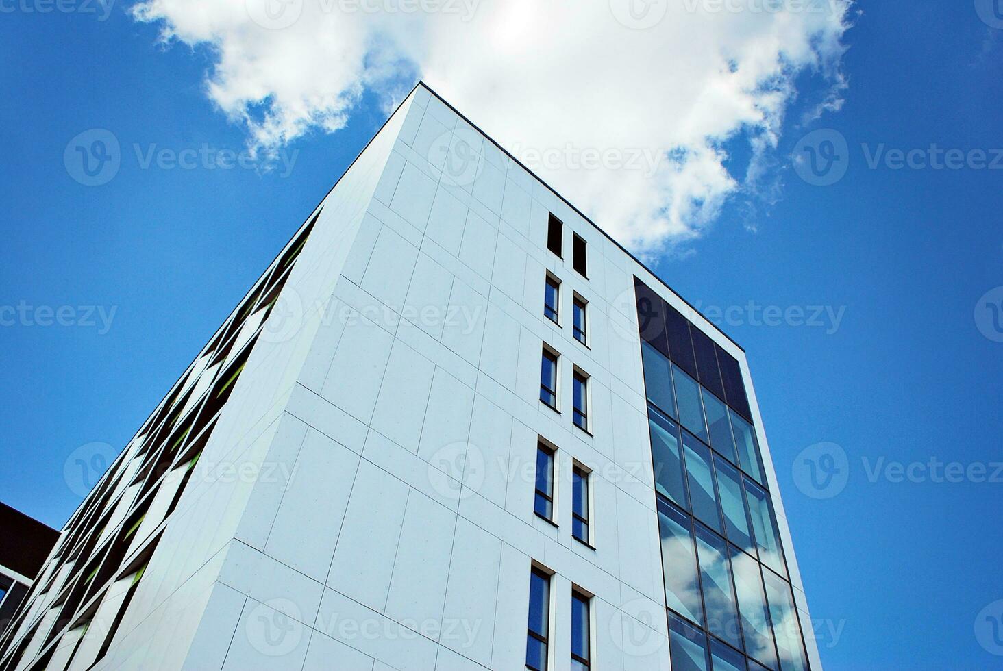 astratto avvicinamento di il rivestito di vetro facciata di un' moderno edificio coperto nel riflessivo piatto bicchiere. architettura astratto sfondo. bicchiere parete e facciata dettaglio. foto