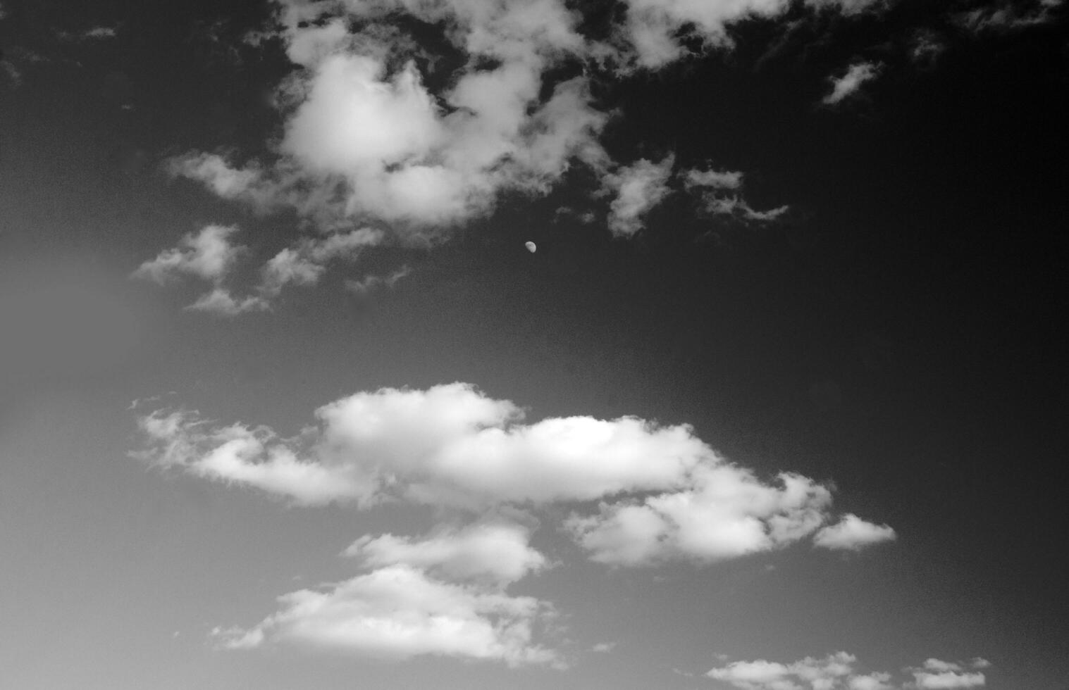 nero e bianca bellissimo cielo sfondo foto