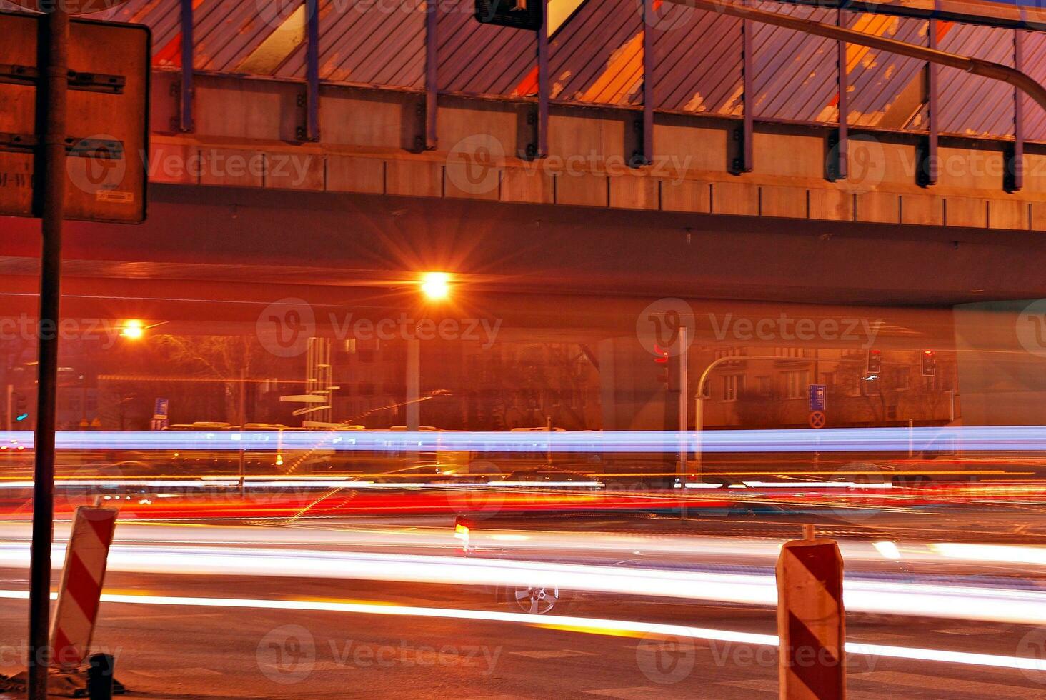 vagabondo auto con sfocatura leggero attraverso città a notte foto