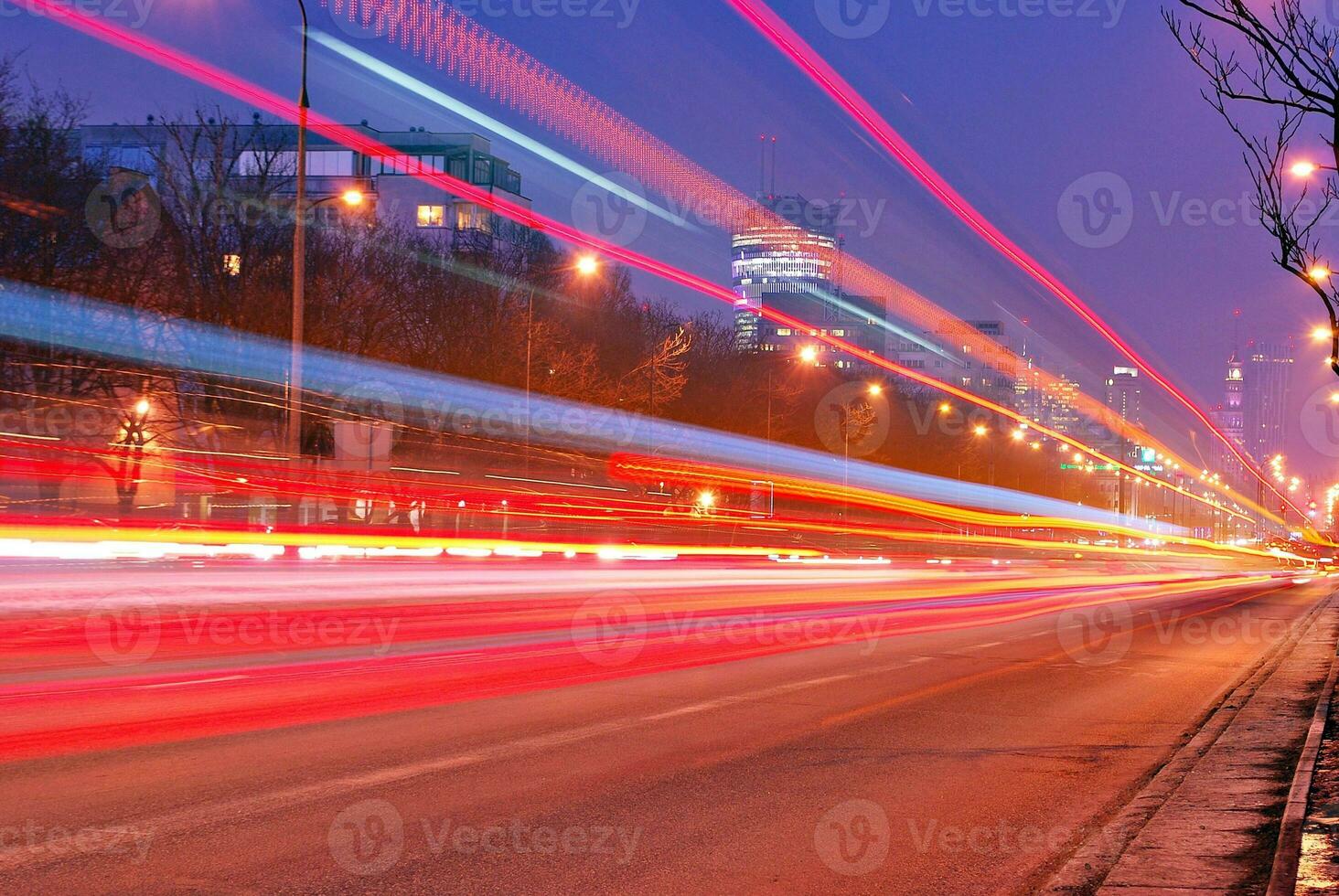 vagabondo auto con sfocatura leggero attraverso città a notte foto