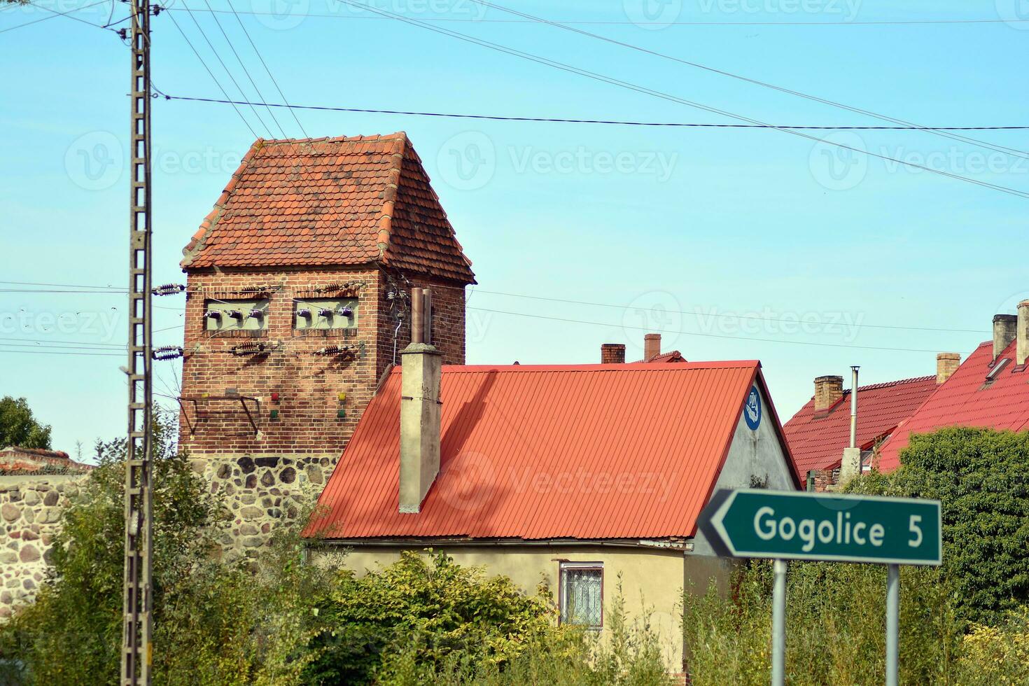 vecchio città edifici nel un' piccolo cittadina. foto