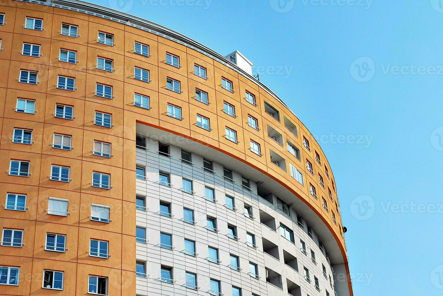 astratto avvicinamento di il rivestito di vetro facciata di un' moderno edificio coperto nel riflessivo piatto bicchiere. architettura astratto sfondo. bicchiere parete e facciata dettaglio. foto