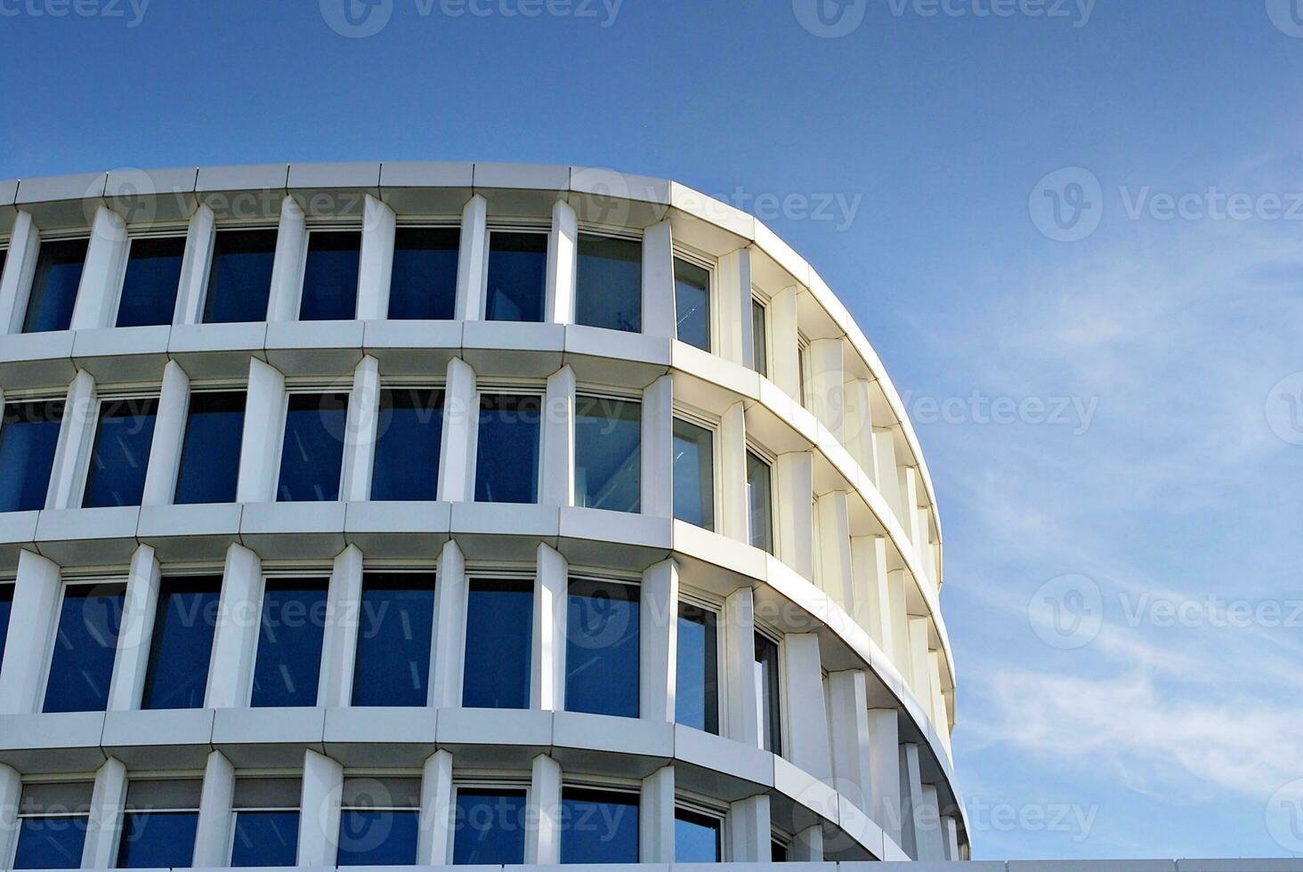 astratto avvicinamento di il rivestito di vetro facciata di un' moderno edificio coperto nel riflessivo piatto bicchiere. architettura astratto sfondo. bicchiere parete e facciata dettaglio. foto