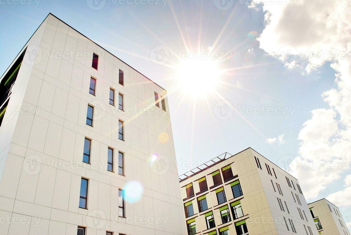 astratto avvicinamento di il rivestito di vetro facciata di un' moderno edificio coperto nel riflessivo piatto bicchiere. architettura astratto sfondo. bicchiere parete e facciata dettaglio. foto