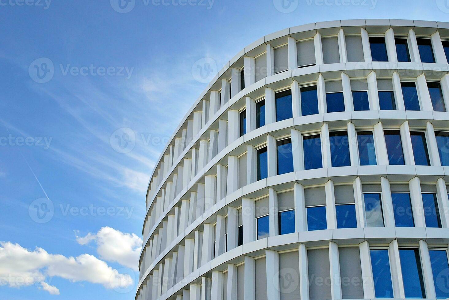 astratto avvicinamento di il rivestito di vetro facciata di un' moderno edificio coperto nel riflessivo piatto bicchiere. architettura astratto sfondo. bicchiere parete e facciata dettaglio. foto