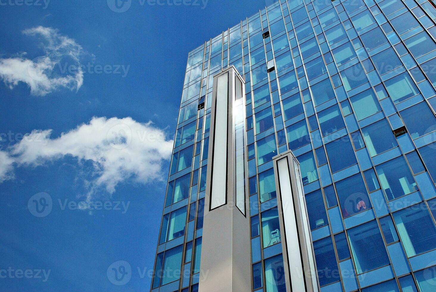 bicchiere edificio con trasparente facciata di il edificio e blu cielo. strutturale bicchiere parete riflettendo blu cielo. foto