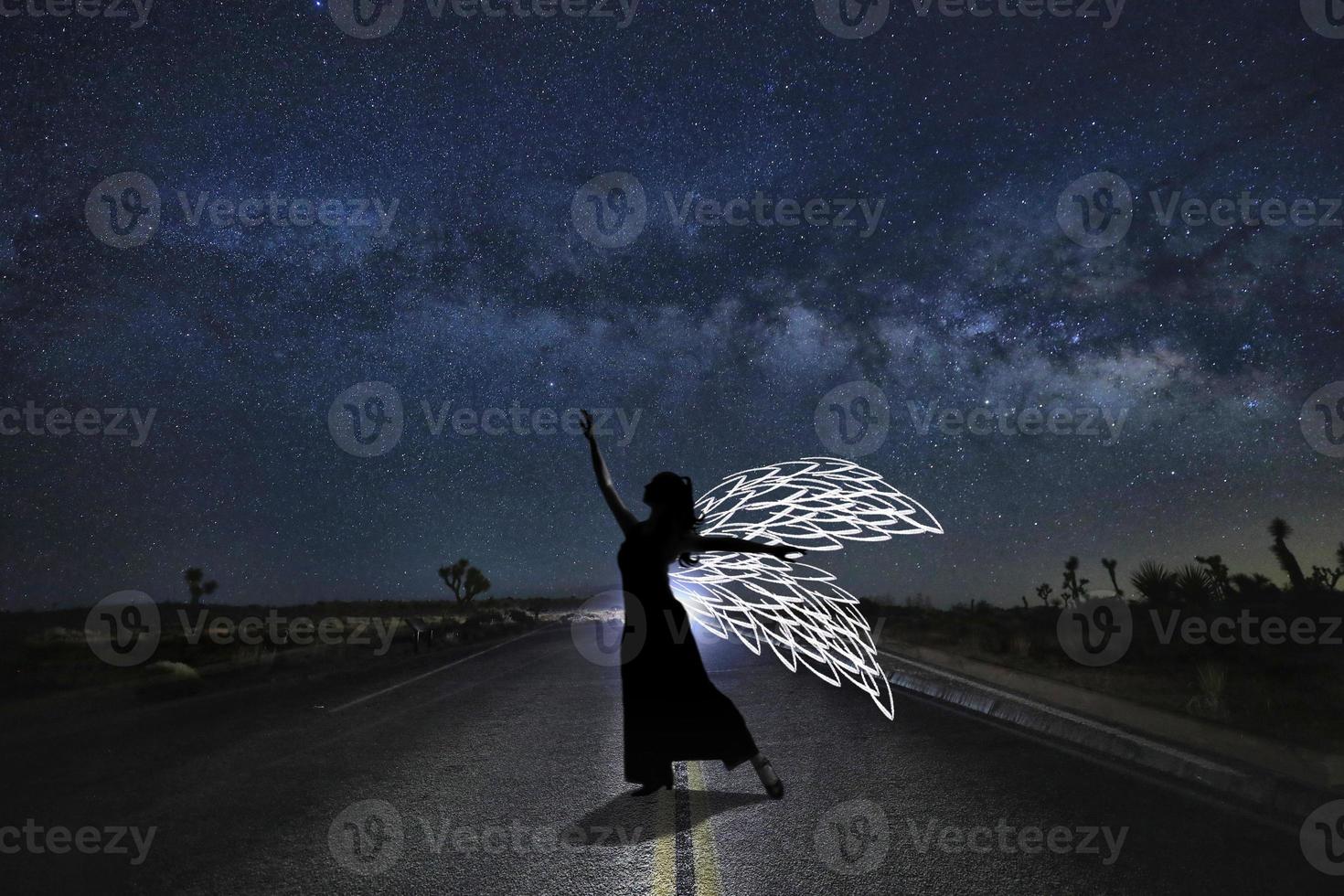 luce della ragazza dipinta nel deserto sotto il cielo notturno foto