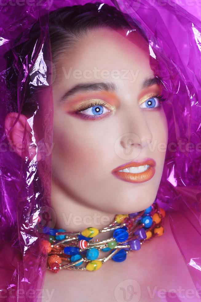 immagine di bellezza di una donna avvolta nel cellophane foto