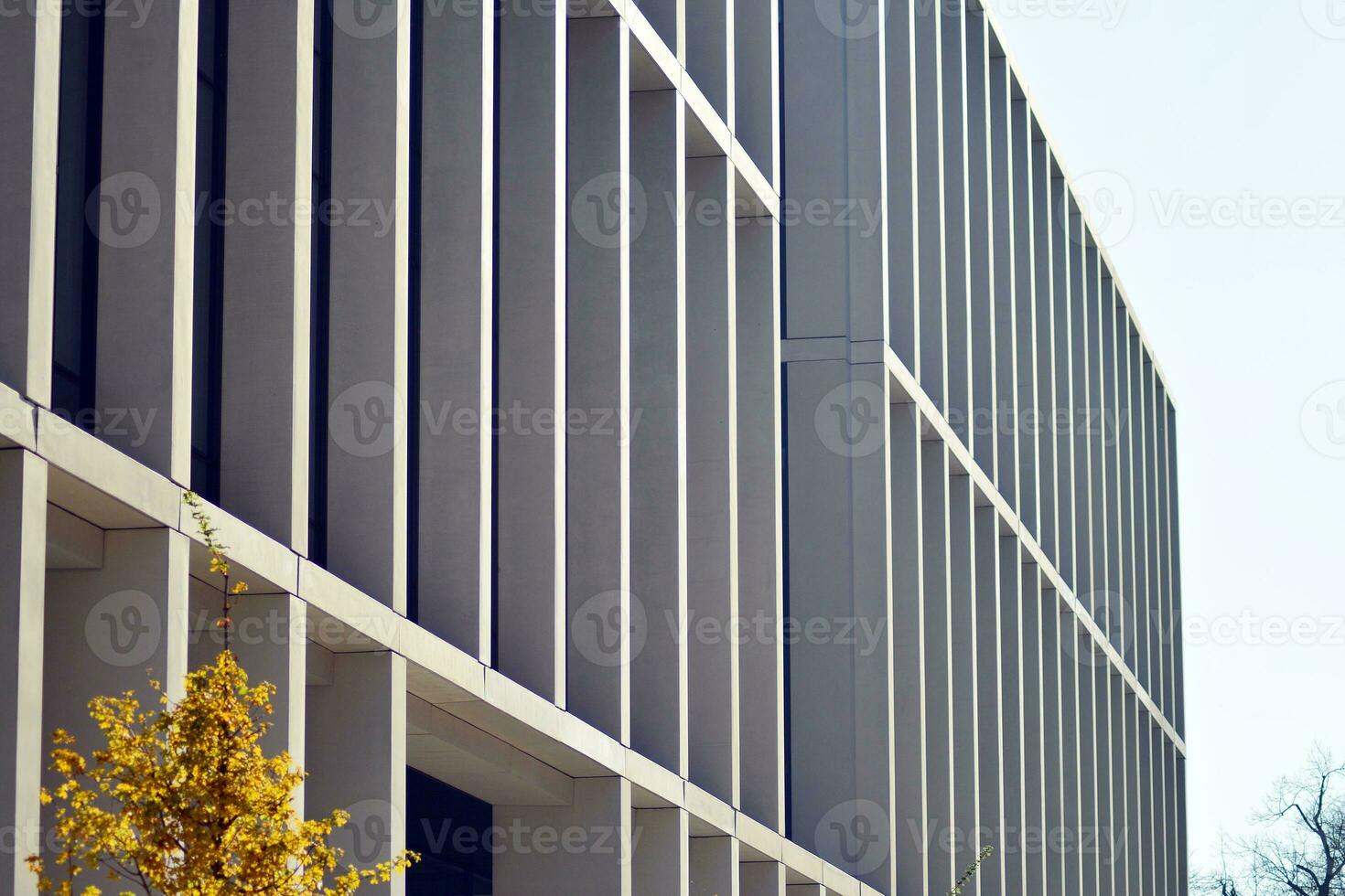 astratto avvicinamento di il rivestito di vetro facciata di un' moderno edificio coperto nel riflessivo piatto bicchiere. architettura astratto sfondo. bicchiere parete e facciata dettaglio. foto