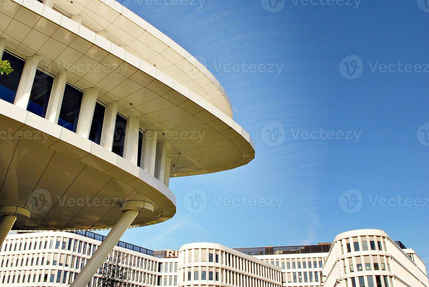 astratto avvicinamento di il rivestito di vetro facciata di un' moderno edificio coperto nel riflessivo piatto bicchiere. architettura astratto sfondo. bicchiere parete e facciata dettaglio. foto