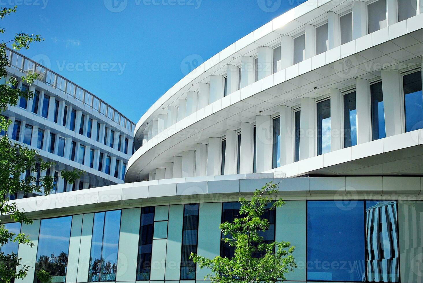 astratto avvicinamento di il rivestito di vetro facciata di un' moderno edificio coperto nel riflessivo piatto bicchiere. architettura astratto sfondo. bicchiere parete e facciata dettaglio. foto