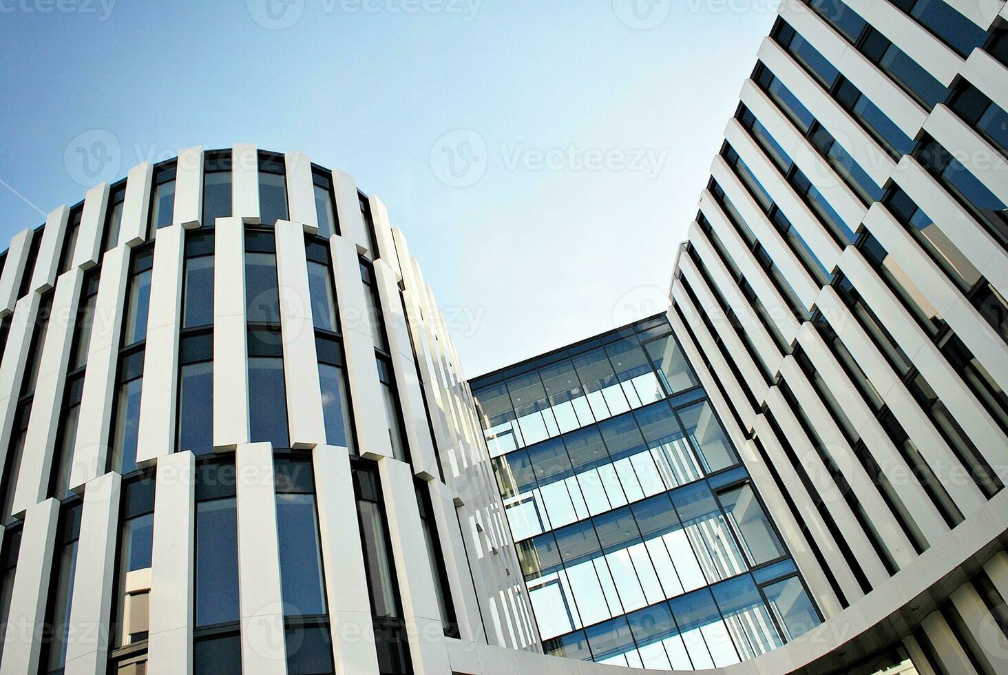 astratto avvicinamento di il rivestito di vetro facciata di un' moderno edificio coperto nel riflessivo piatto bicchiere. architettura astratto sfondo. bicchiere parete e facciata dettaglio. foto