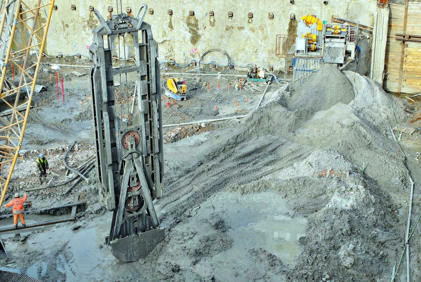 alto salire edificio sotto costruzione. installazione di bicchiere facciata pannelli su un' rinforzata calcestruzzo struttura. foto