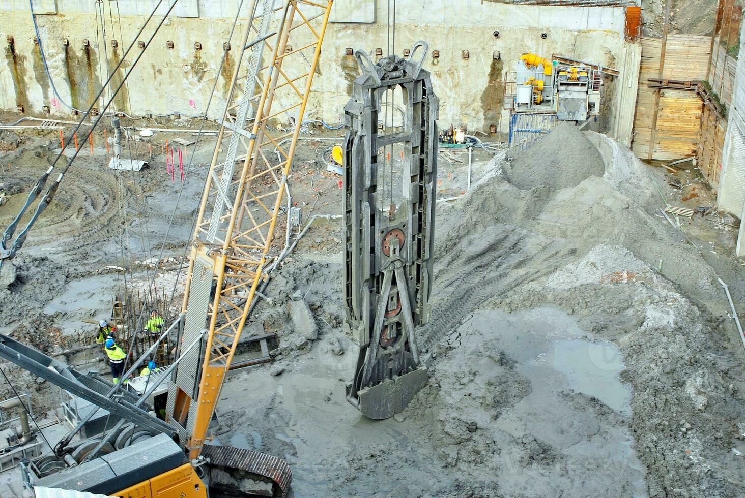 alto salire edificio sotto costruzione. installazione di bicchiere facciata pannelli su un' rinforzata calcestruzzo struttura. foto