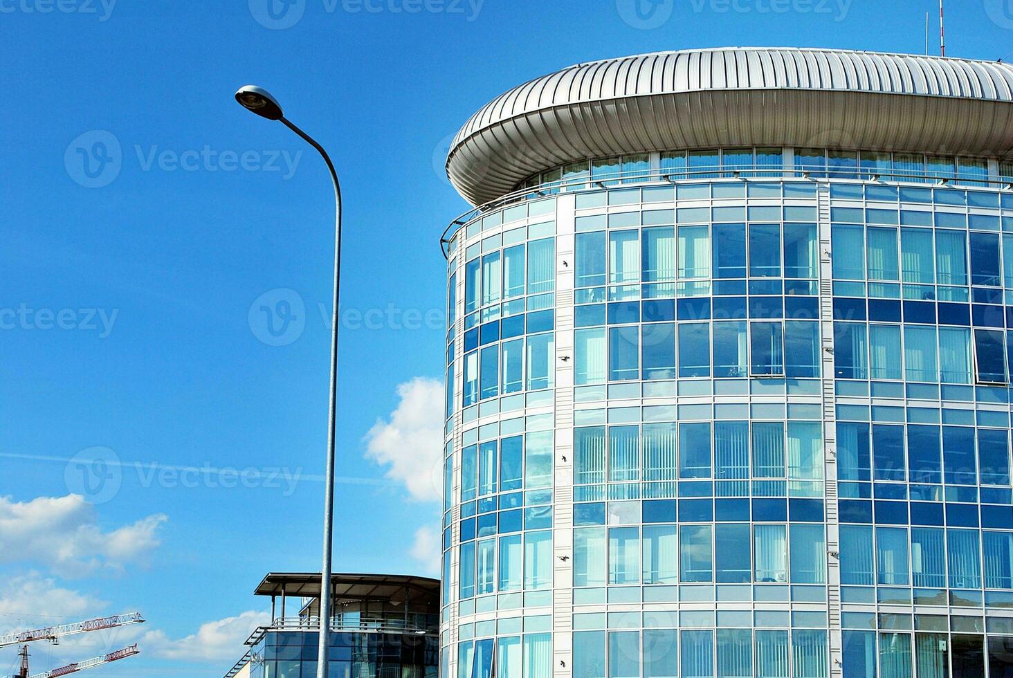 bicchiere edificio con trasparente facciata di il edificio e blu cielo. strutturale bicchiere parete riflettendo blu cielo. astratto moderno architettura frammento. contemporaneo architettonico sfondo. foto