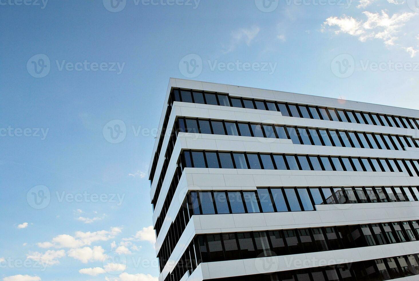 astratto avvicinamento di il rivestito di vetro facciata di un' moderno edificio coperto nel riflessivo piatto bicchiere. architettura astratto sfondo. bicchiere parete e facciata dettaglio. foto