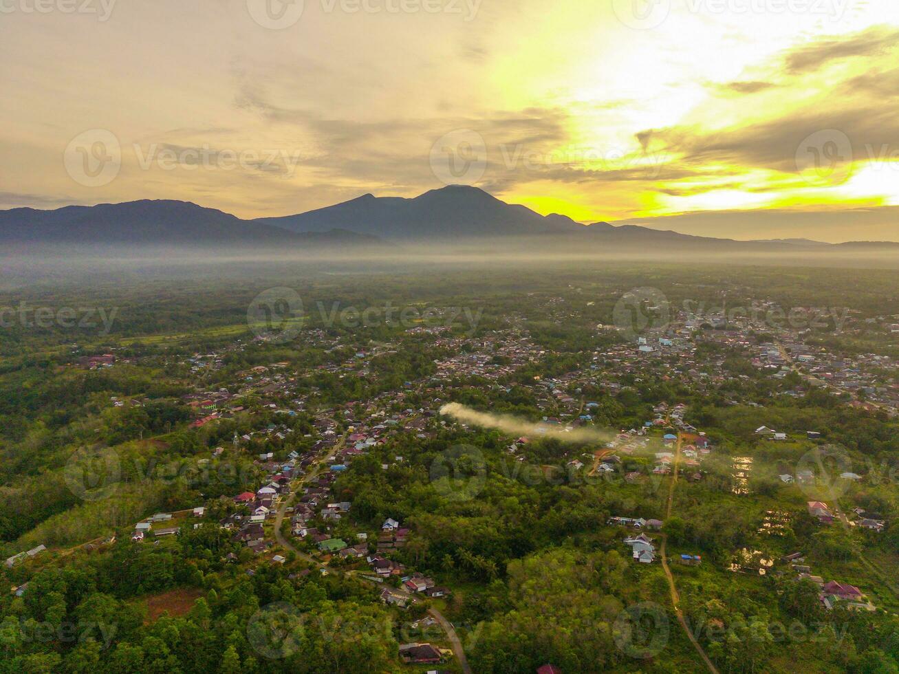 il bellezza di il mattina panorama con Alba nel Indonesia villaggio foto