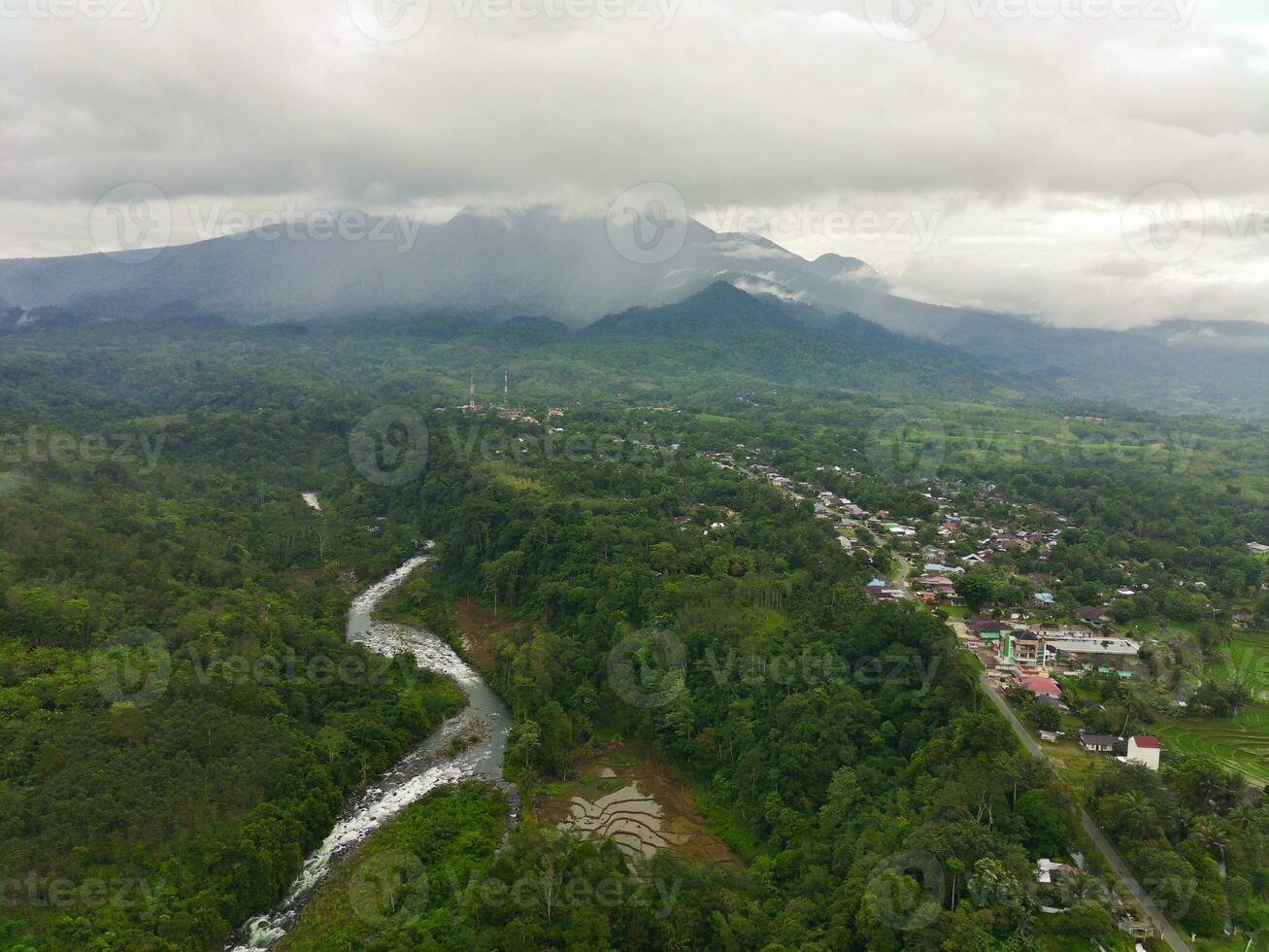 il bellezza di il mattina panorama con Alba nel Indonesia villaggio foto