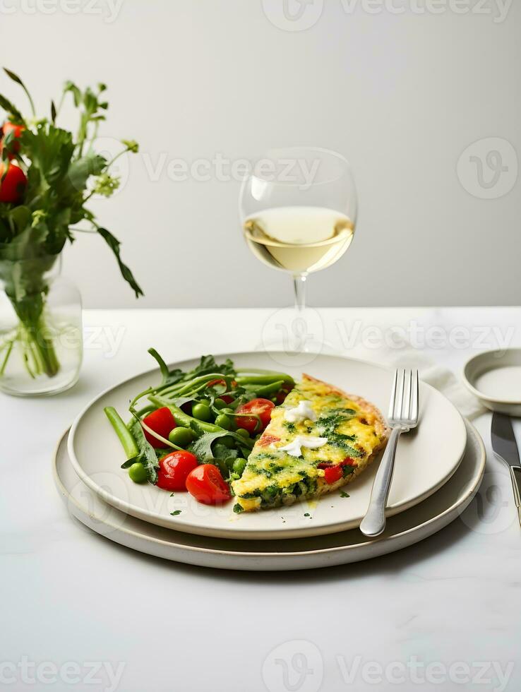 ai generato verdura insalata e frittata, su un' bianca il giro tavolo, sfondo casa leggero lusso, zara stile foto