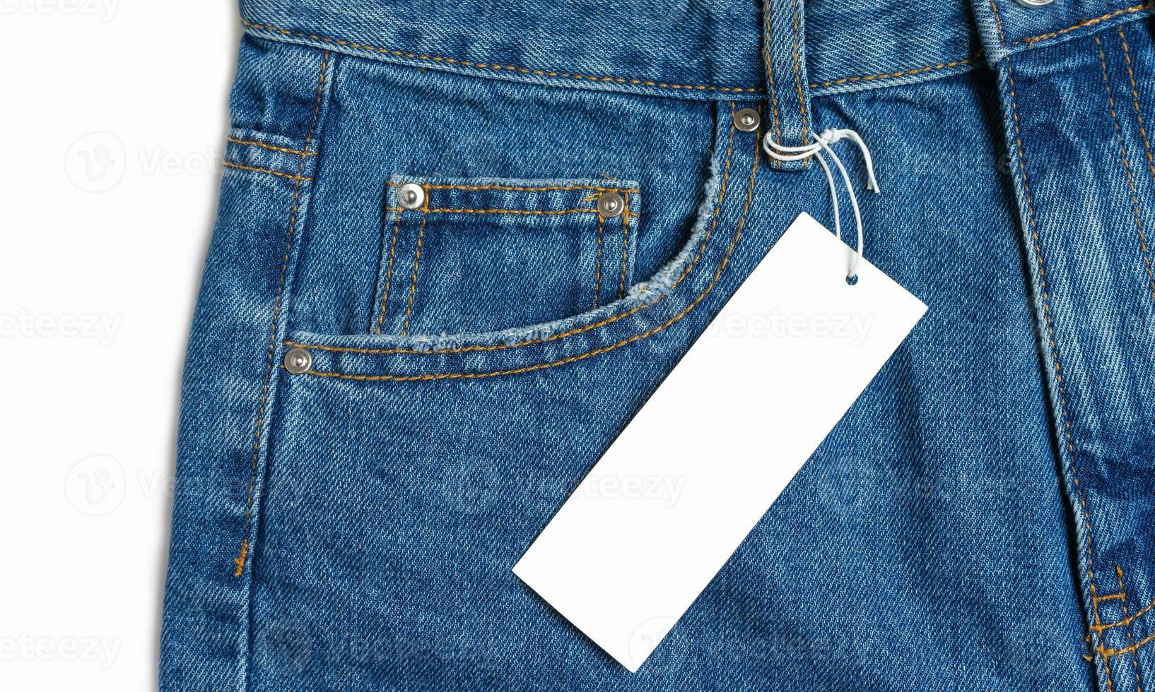 davanti lato tasca di blu jeans pantaloni e prezzo etichetta avvicinamento isolato su bianca sfondo foto
