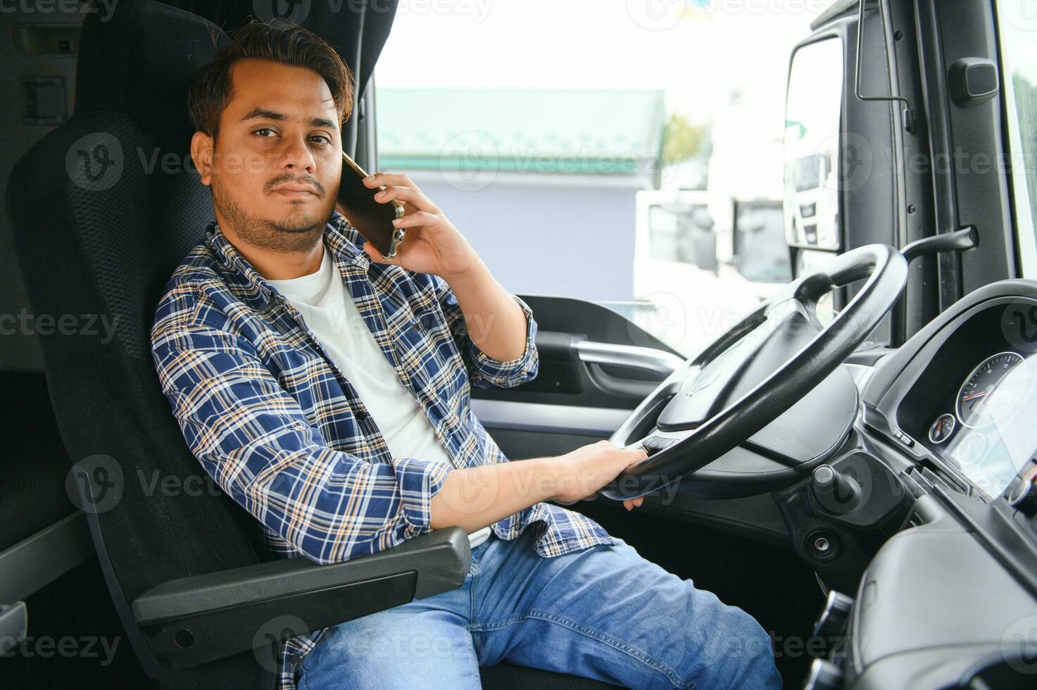 indiano camion autista tendente un' cliente su il Telefono. foto