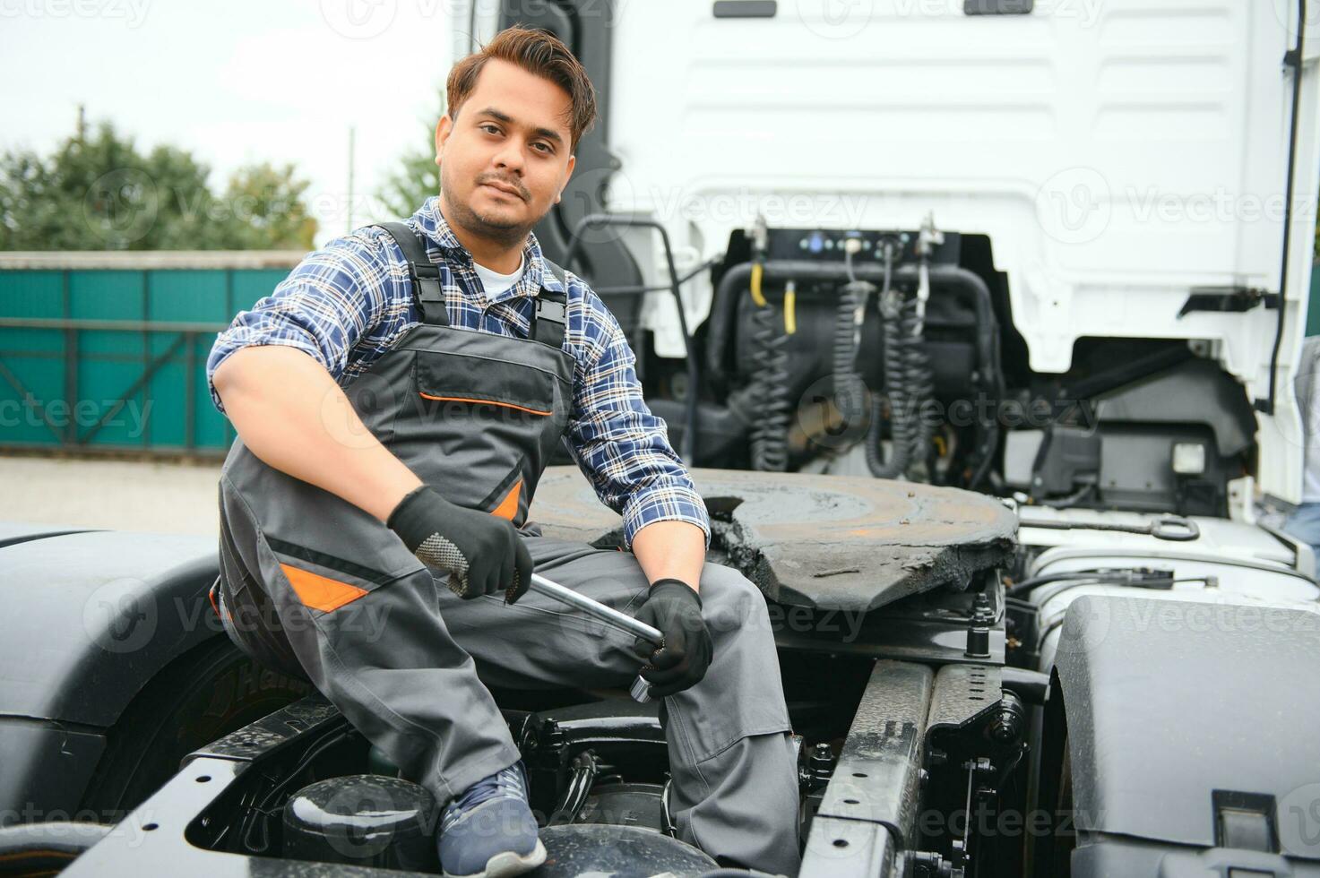 uomo nel uniforme. camion riparazione. auto Malfunzionamento. foto