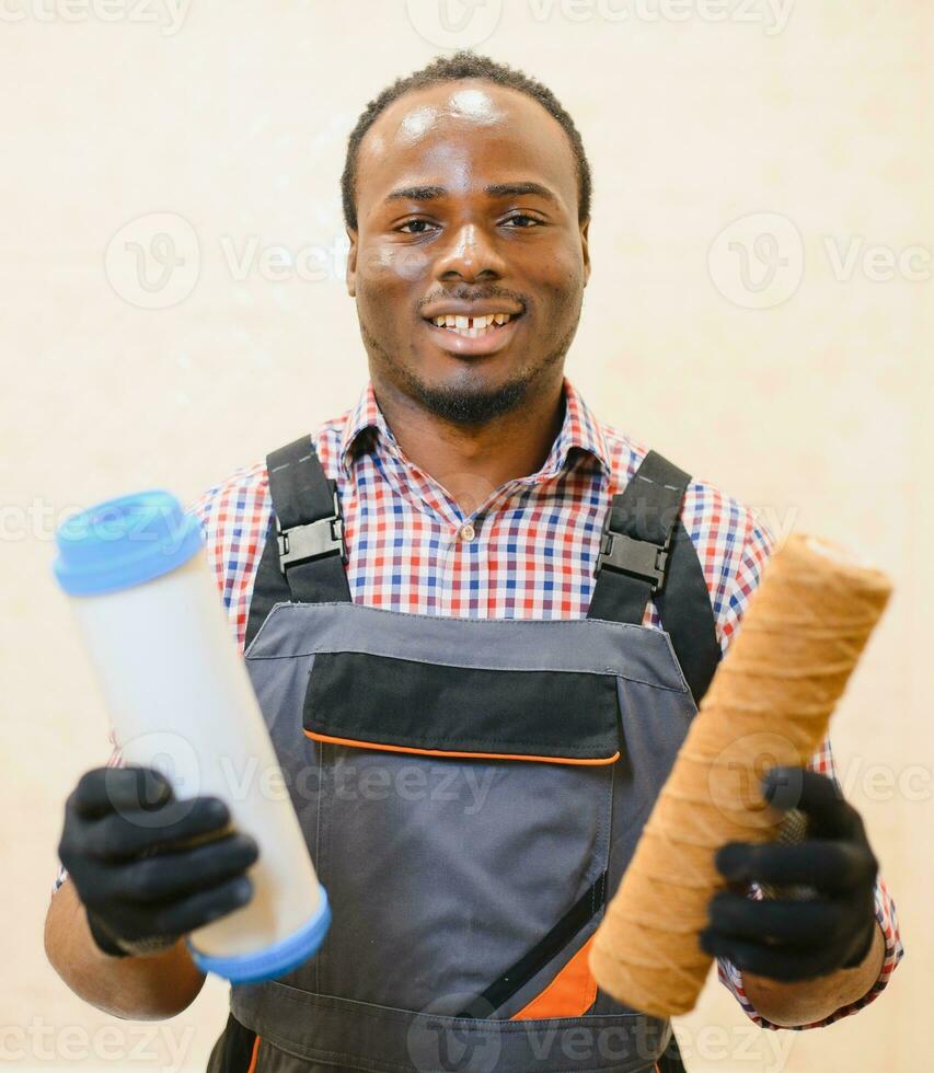 africano americano idraulico Tenere nuovo e Usato acqua filtri foto