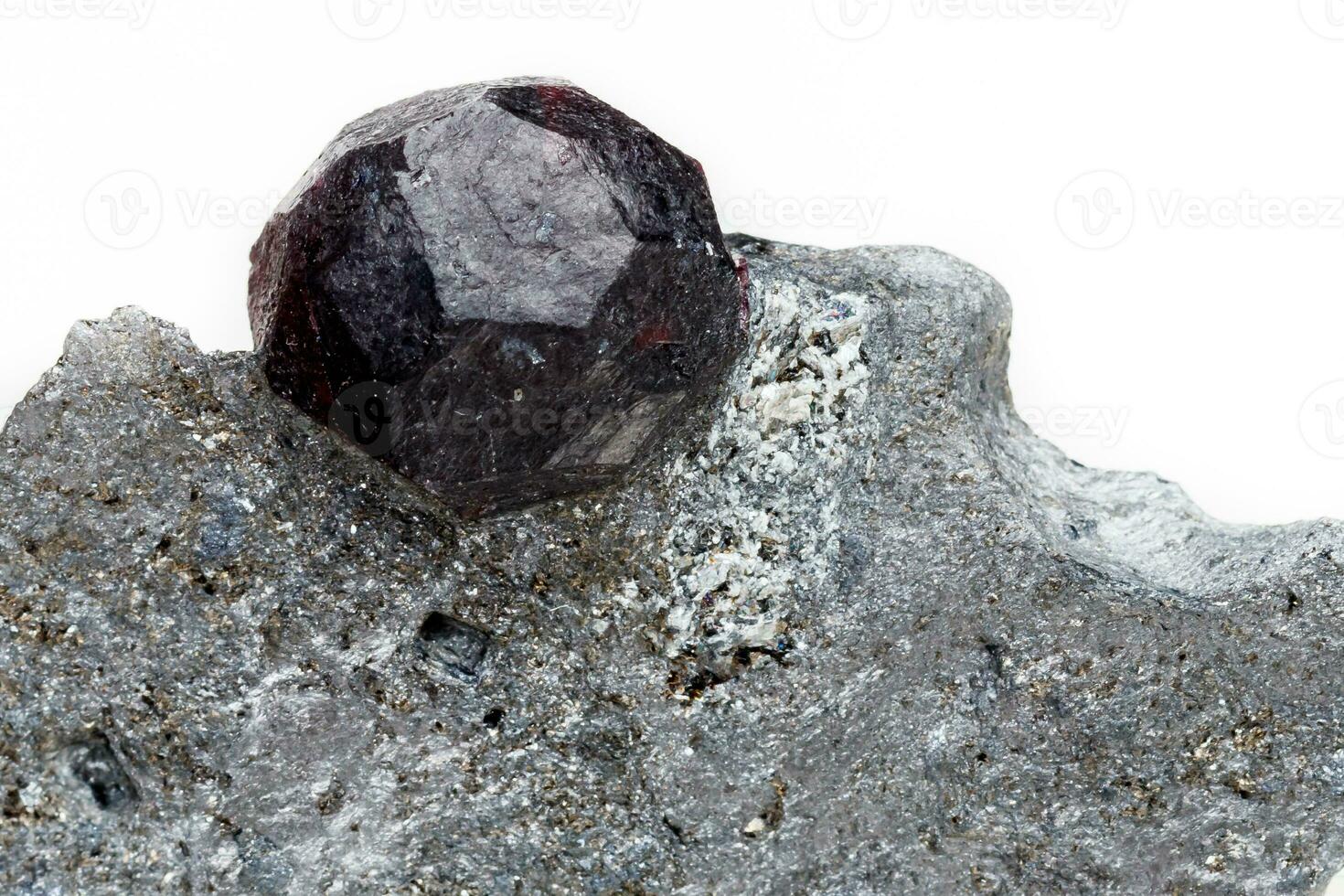 macro minerale pietra granato nel il roccia su un' bianca sfondo foto