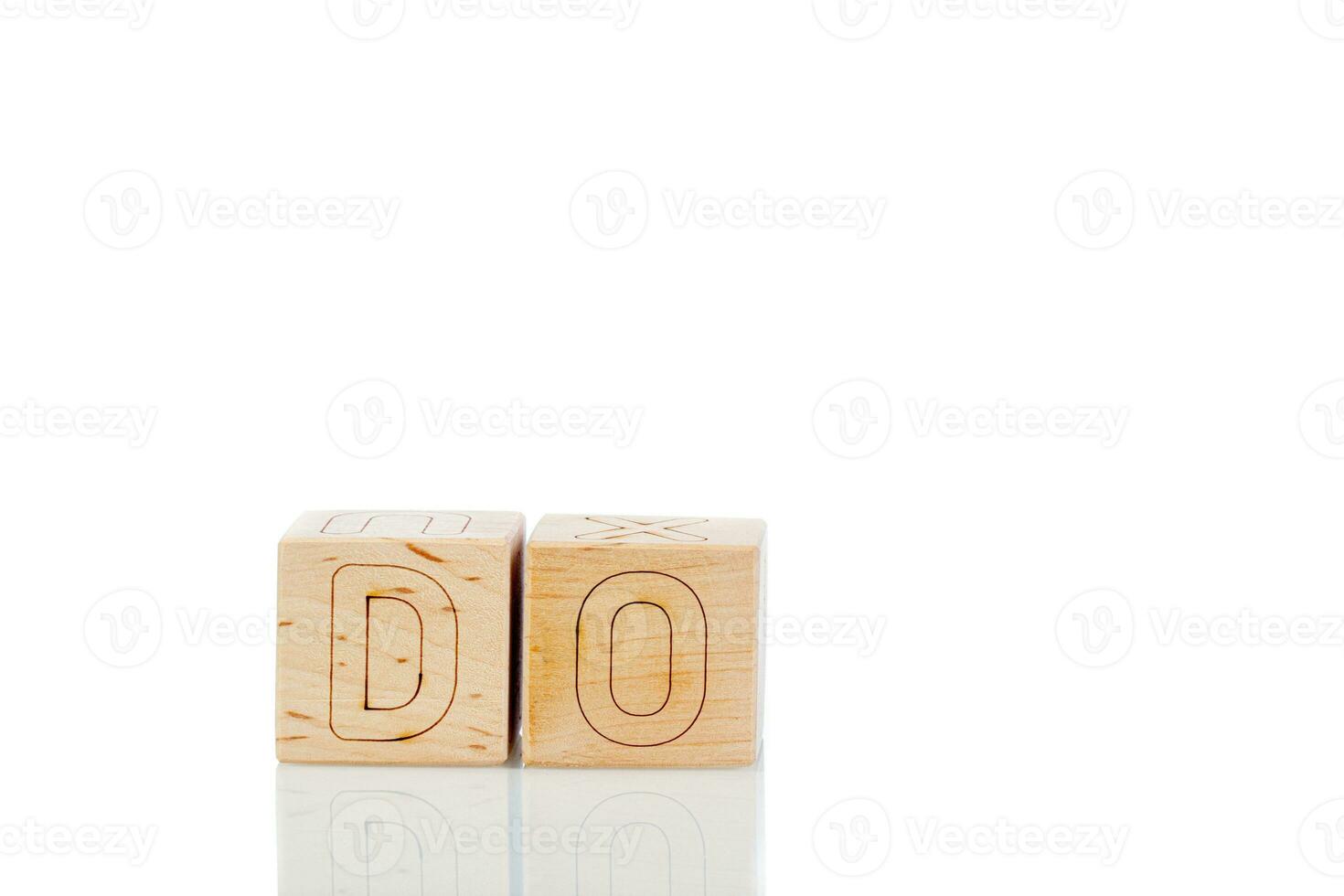 di legno cubi con lettere fare su un' bianca sfondo foto