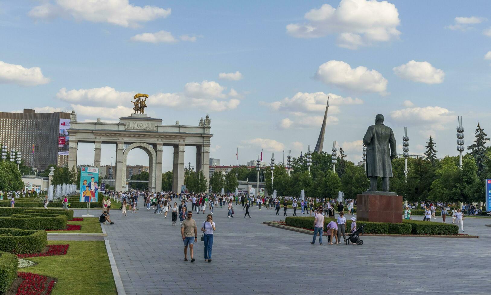 Mosca, Russia - 07.09.2023 - visitatori a esposizione di realizzazioni di nazionale economia luogo, conosciuto come vdnkh. punto di riferimento foto