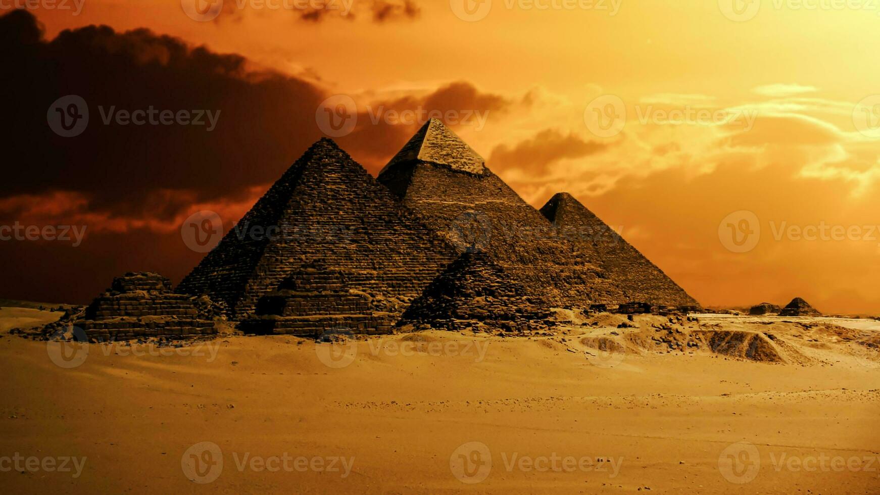 un' bellissimo immagine di il piramidi nel giza, Egitto a tramonto foto