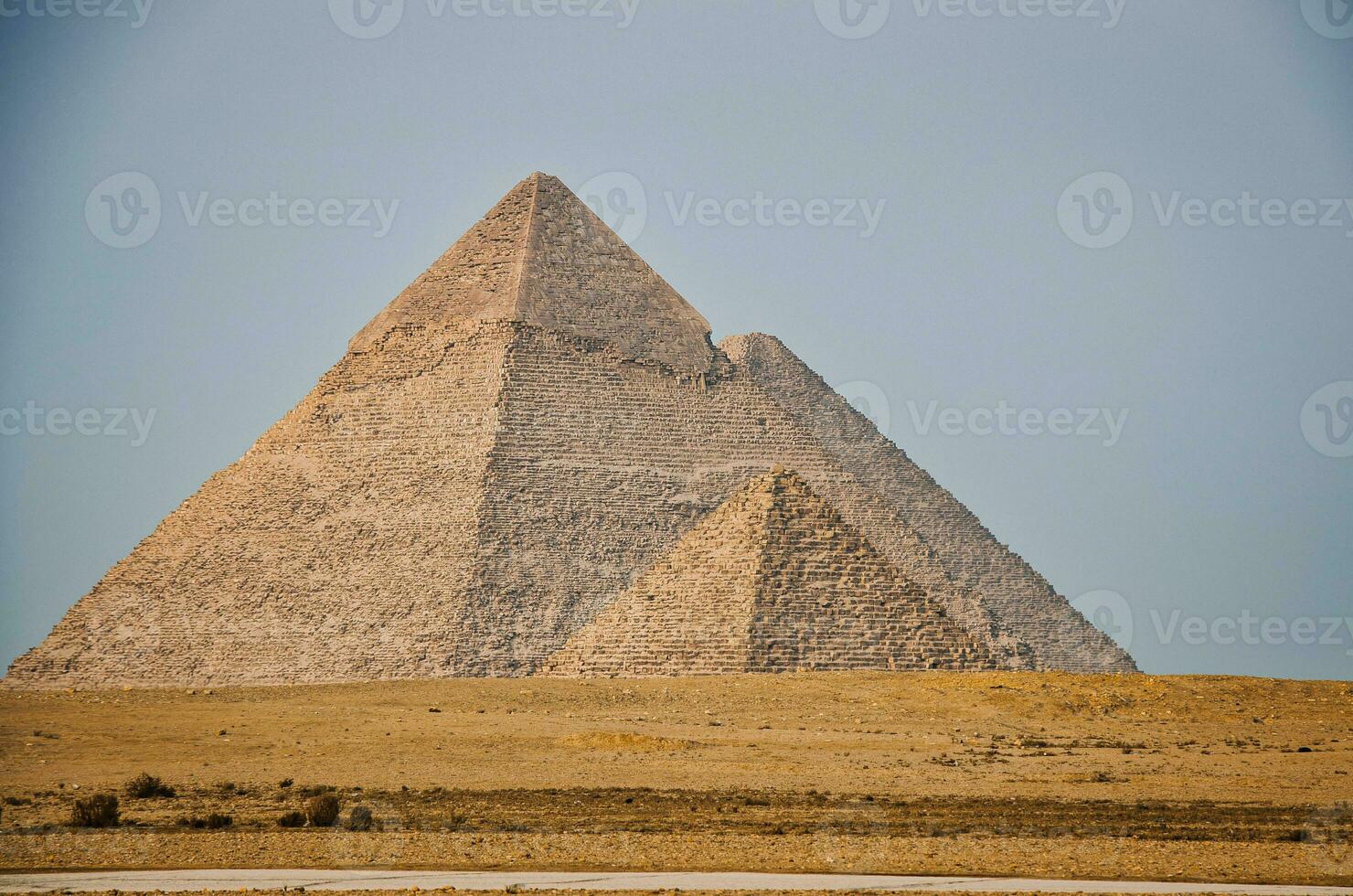 un' bellissimo immagine di il piramidi nel giza, Egitto foto