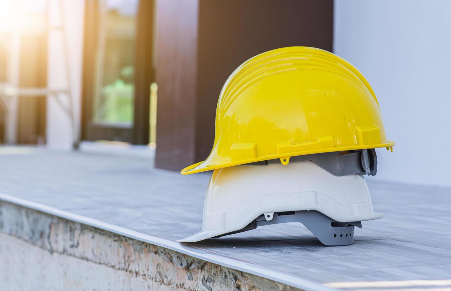 sicurezza casco giallo casco nella costruzione del sito foto