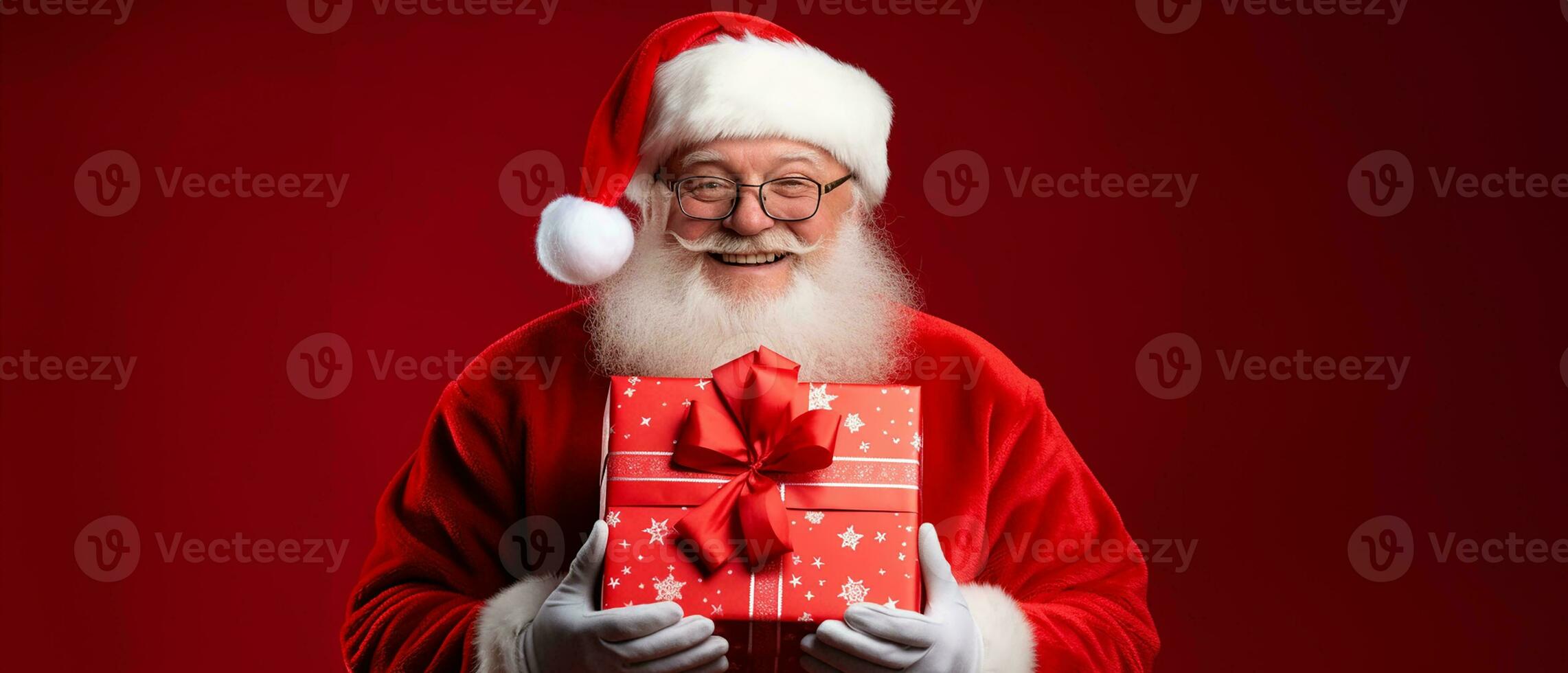 ai generato copia spazio Natale bandiera con sorridente contento Santa Claus Tenere regalo scatola su rosso studio sfondo foto