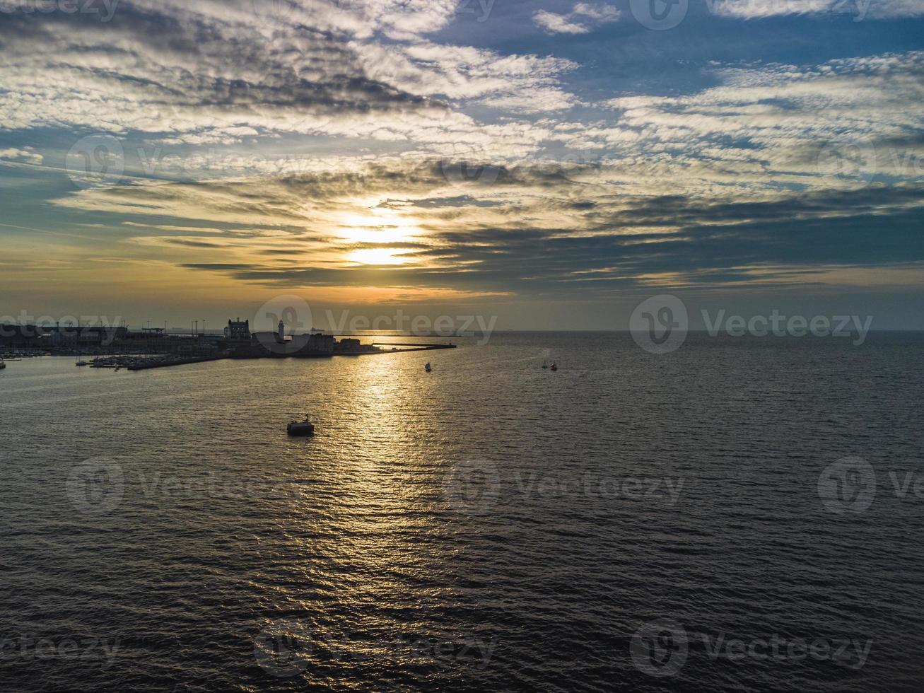 trieste, la città e il suo golfo dall'alto. tramonto. foto