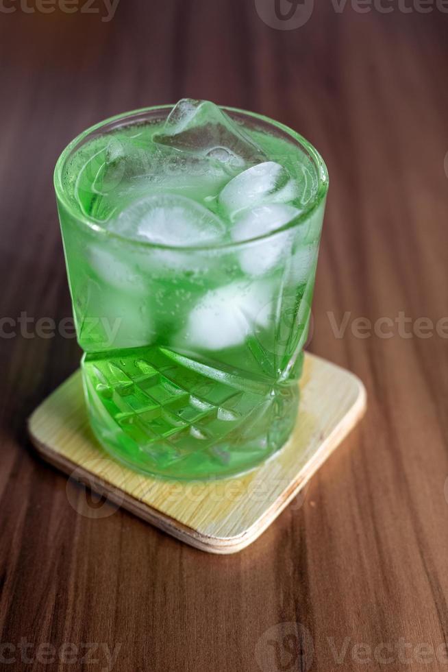 cocktail mojito su sfondo bianco foto