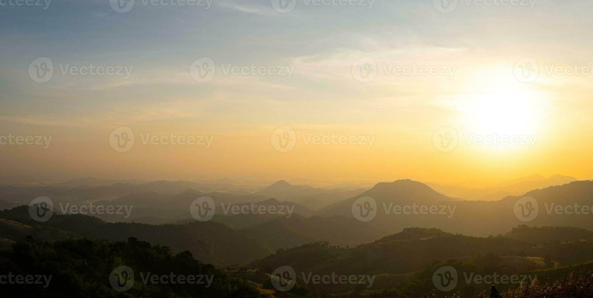 Visualizza a partire dal il superiore di il montagna quando il sole si alza, dong yi mu phurua loei Tailandia foto