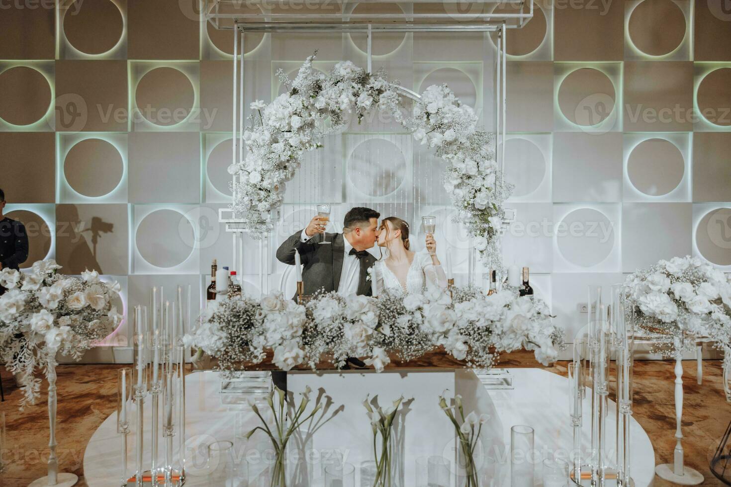 sposa e sposo sedia a nozze ricezione. qualunque cosa è quasi finito per nozze cerimonia. banchetto nozze foto