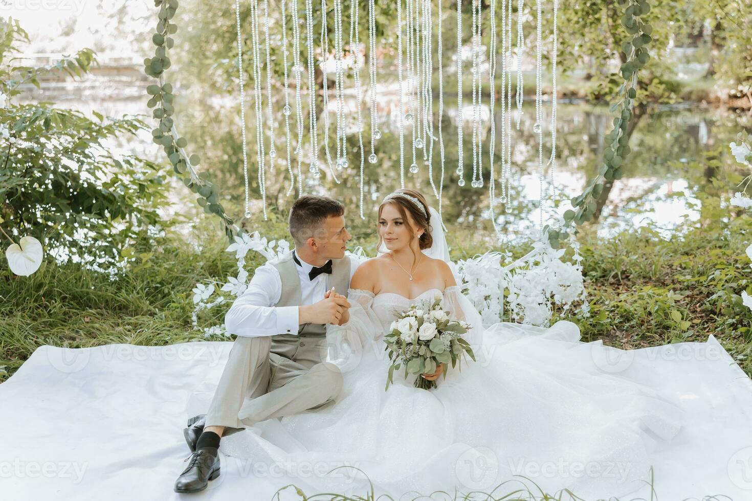 sposo e sposa su loro nozze giorno seduta Tenere mani all'aperto. persone siamo contento e Sorridi. contento coppia nel amore guardare a ogni altro foto