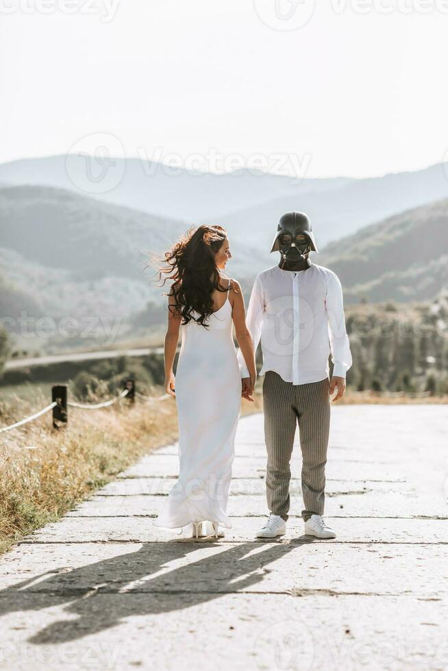 elegante sposo nel bianca camicia e carino brunetta sposa nel bianca vestito nel foresta vicino nozze di legno arco. nozze ritratto di Novelli sposi. foto
