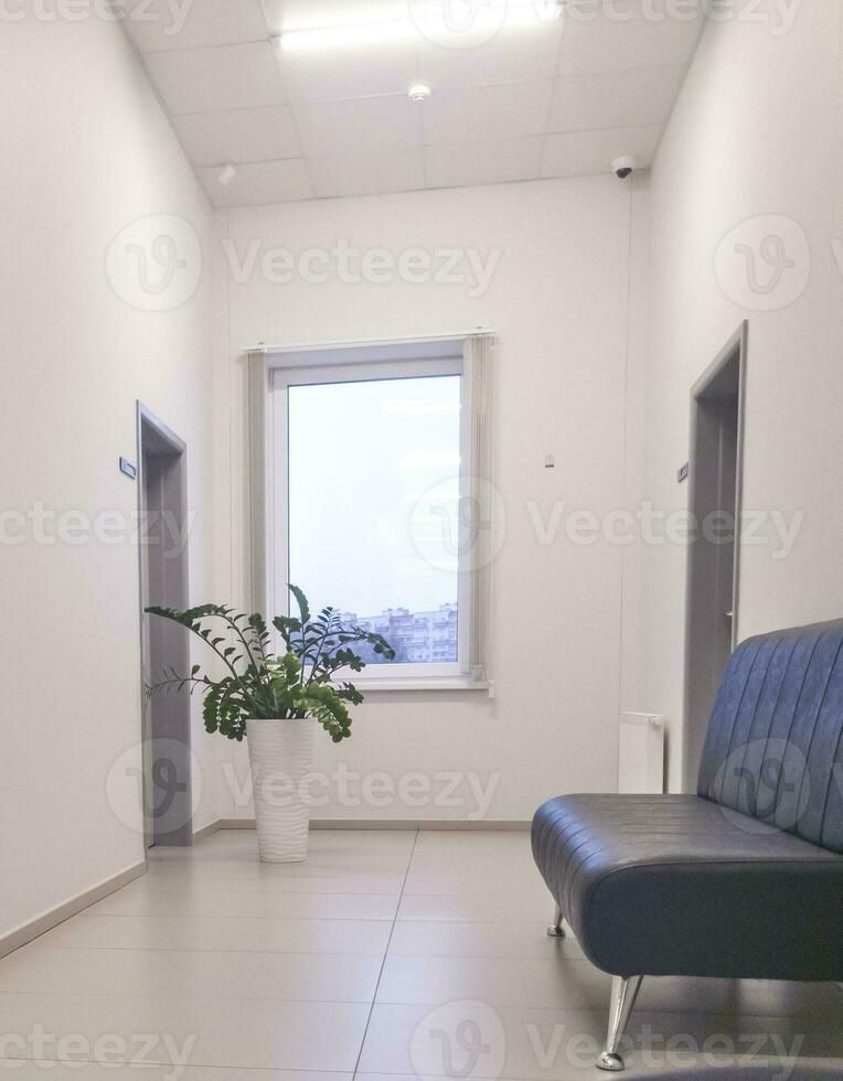 tiro di il in attesa la zona nel il moderno ufficio o clinica. interno foto