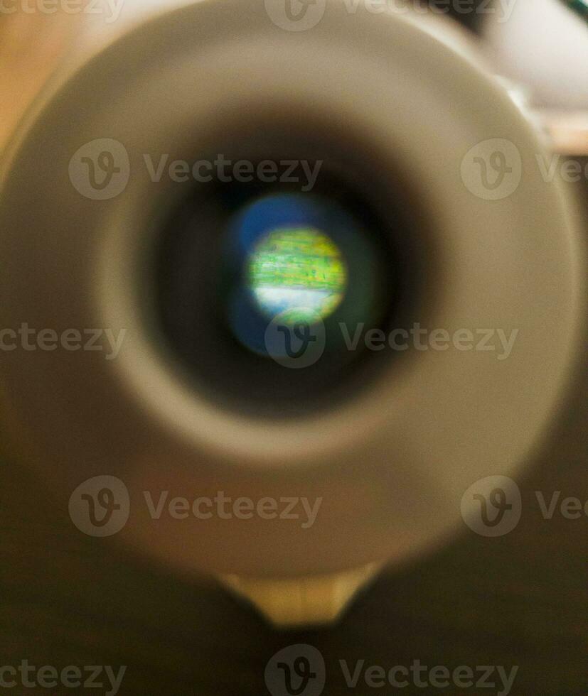 vicino su tiro di il cellule sotto microscopio. scienza foto