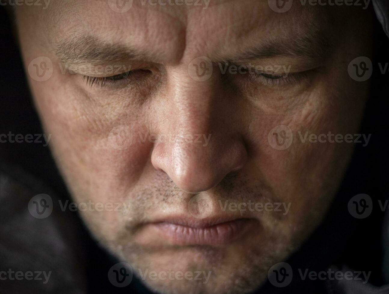 ritratto di il medio anziano uomo con grigio capelli, indossare caldo, buio blu maglione e grigio cappotto. persone foto