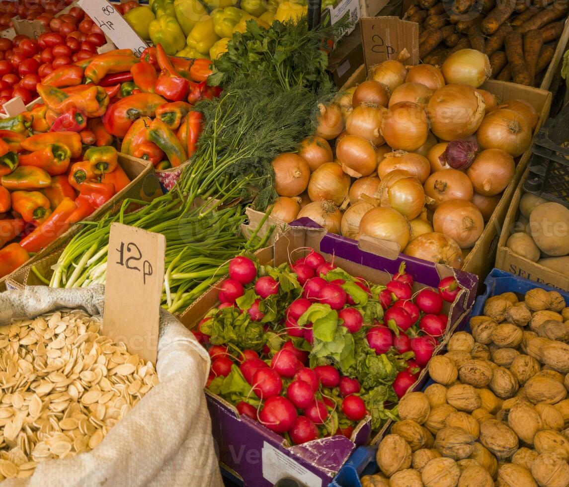 un' varietà di fresco frutta, semi, noccioline e verdure su Schermo a il mercato. cibo foto