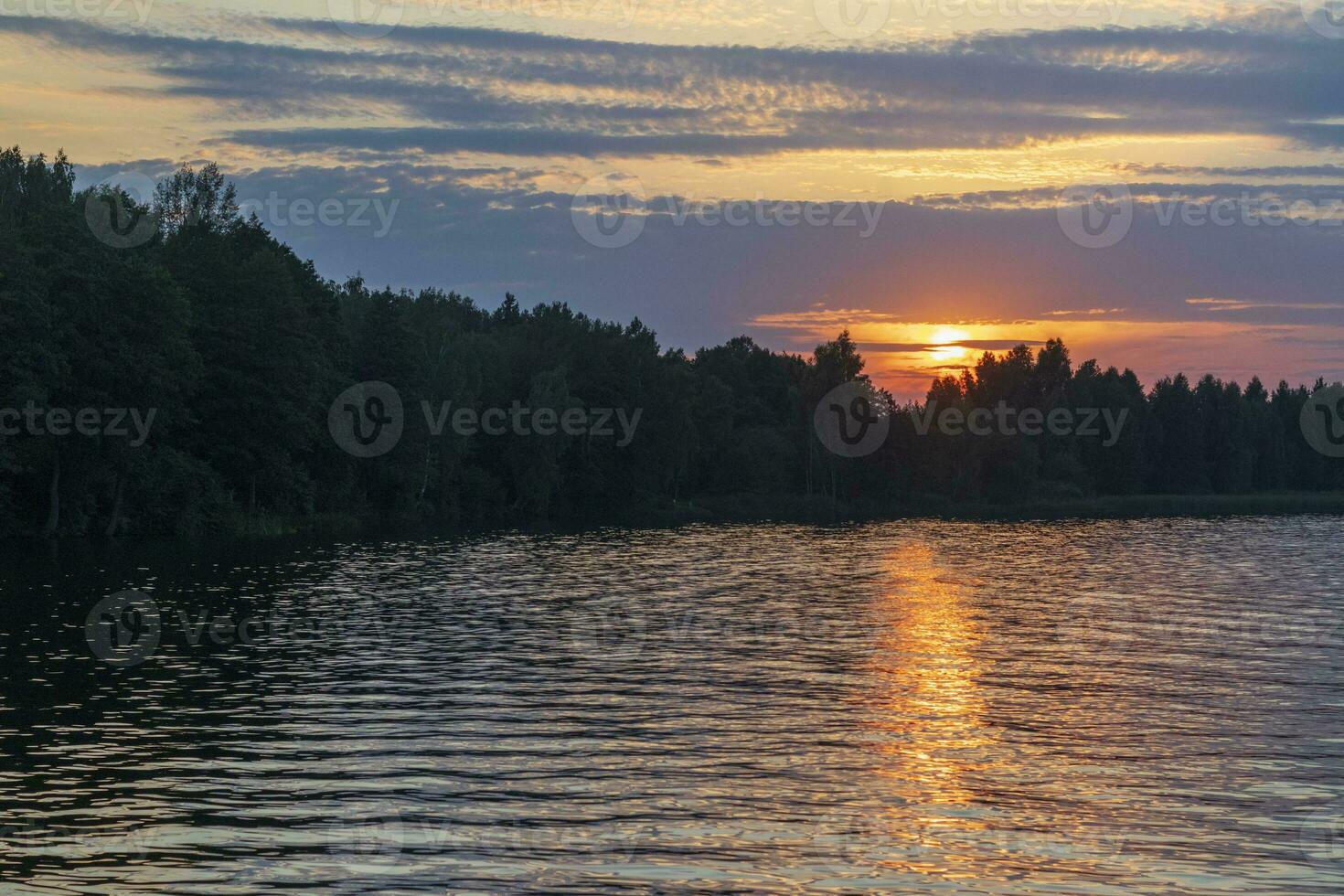 paesaggio tiro di il tramonto di il lago nel il foresta. natura foto