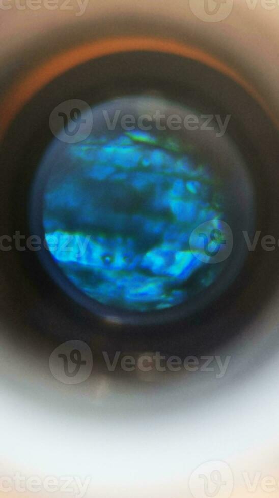 vicino su tiro di il cellule sotto microscopio. scienza foto