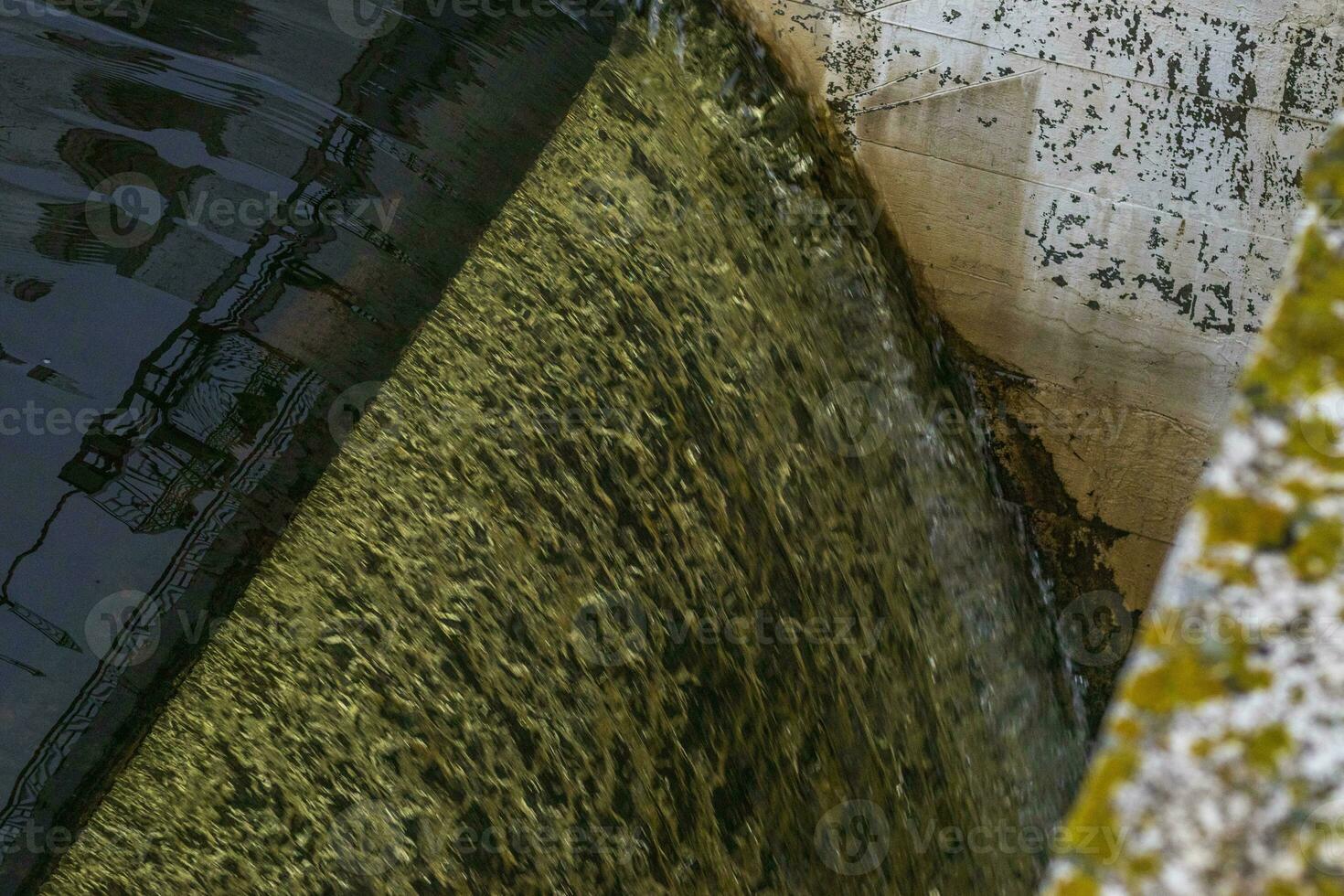 tiro di il sporco, industriale acqua cadente. sfondo foto