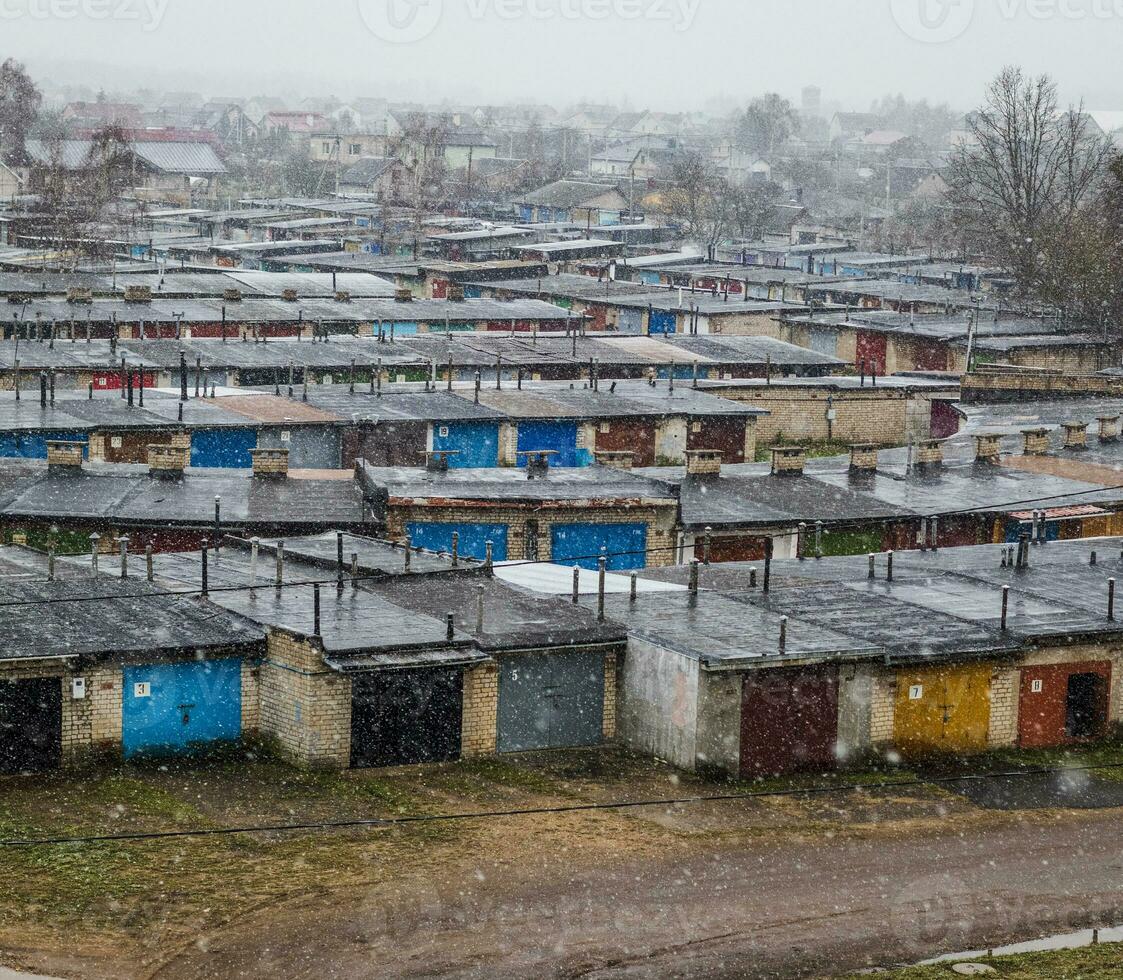 Immagine di il nevicata nel il rurale la zona di il città. urbano foto